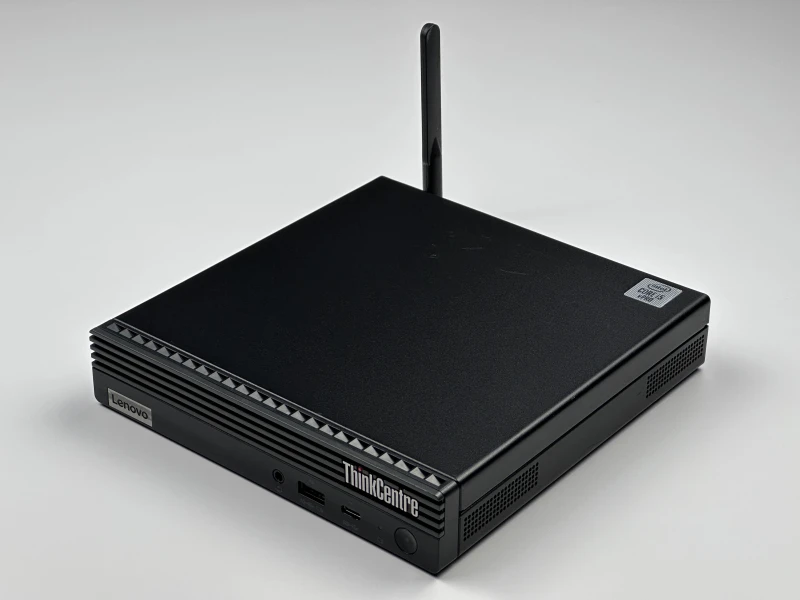Lenovo ThinkCentre M80q Tiny z i5-10500T i Wi-Fi– kompaktowy komputer biznesowy z Intel UHD 630, stworzony do pracy biurowej i codziennych zadań.
