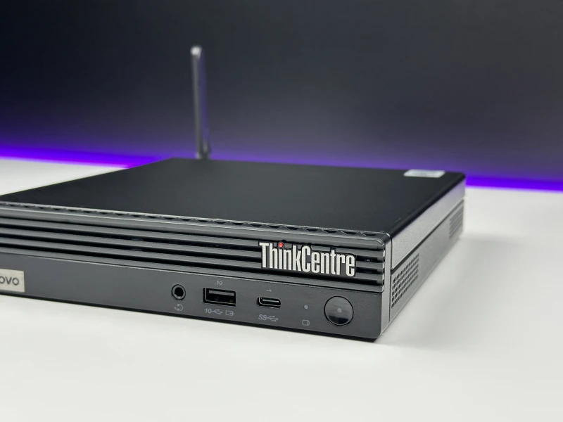 Lenovo ThinkCentre M80q Tiny z i5-10500T i Wi-Fi– kompaktowy komputer biznesowy z Intel UHD 630, stworzony do pracy biurowej i codziennych zadań.