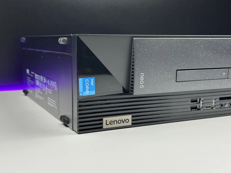 Lenovo ThinkCentre Neo 50s Gen 3 - UHD Graphics 730, Wi-Fi 6, DVD. Komputer z pamięcią DDR4 i szerokim zestawem portów do codziennej pracy.