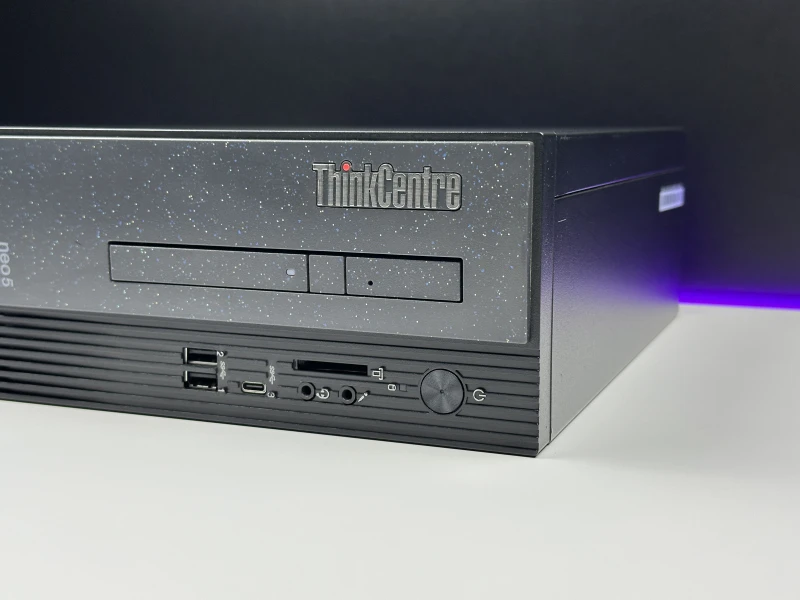 Lenovo ThinkCentre Neo 50s Gen 3 - UHD Graphics 730, Wi-Fi 6, DVD. Komputer z pamięcią DDR4 i szerokim zestawem portów do codziennej pracy.