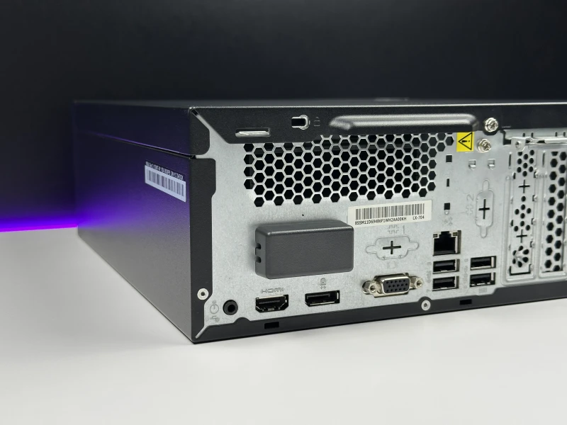 Lenovo ThinkCentre Neo 50s Gen 3 - UHD Graphics 730, Wi-Fi 6, DVD. Komputer z pamięcią DDR4 i szerokim zestawem portów do codziennej pracy.