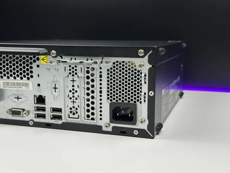 Lenovo ThinkCentre Neo 50s Gen 3 - UHD Graphics 730, Wi-Fi 6, DVD. Komputer z pamięcią DDR4 i szerokim zestawem portów do codziennej pracy.