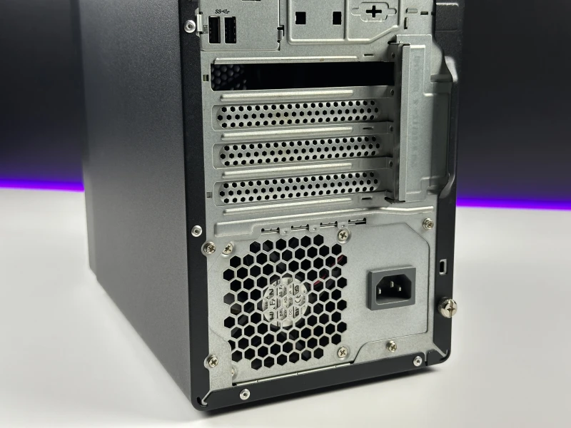 Lenovo ThinkStation P340 Tower - i7-10700K, DVD. Wydajna stacja robocza z dużymi możliwościami rozbudowy i stabilną pracą pod obciążeniem.