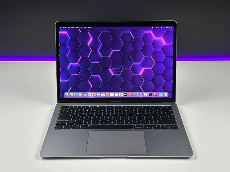 Apple MacBook Air A1932 Space Gray z ekranem Retina 13,3" QHD+, dyskiem SSD i aluminiową obudową. Lekki, cichy i gotowy do pracy każdego dnia.