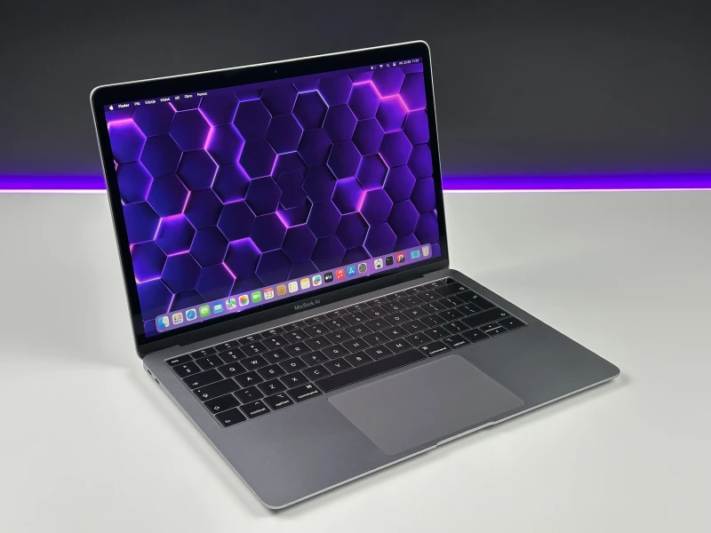 Apple MacBook Air A1932 Space Gray z ekranem Retina 13,3" QHD+, dyskiem SSD i aluminiową obudową. Lekki, cichy i gotowy do pracy każdego dnia.