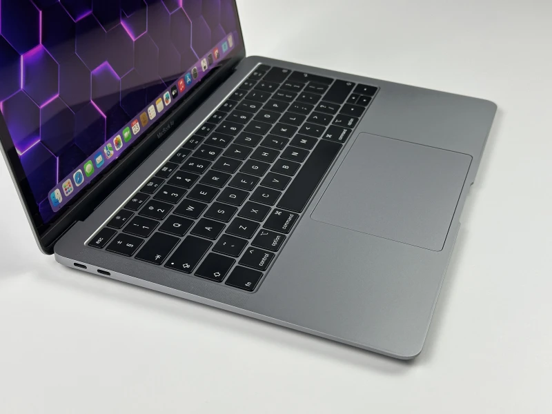 Apple MacBook Air A1932 Space Gray z ekranem Retina 13,3" QHD+, dyskiem SSD i aluminiową obudową. Lekki, cichy i gotowy do pracy każdego dnia.