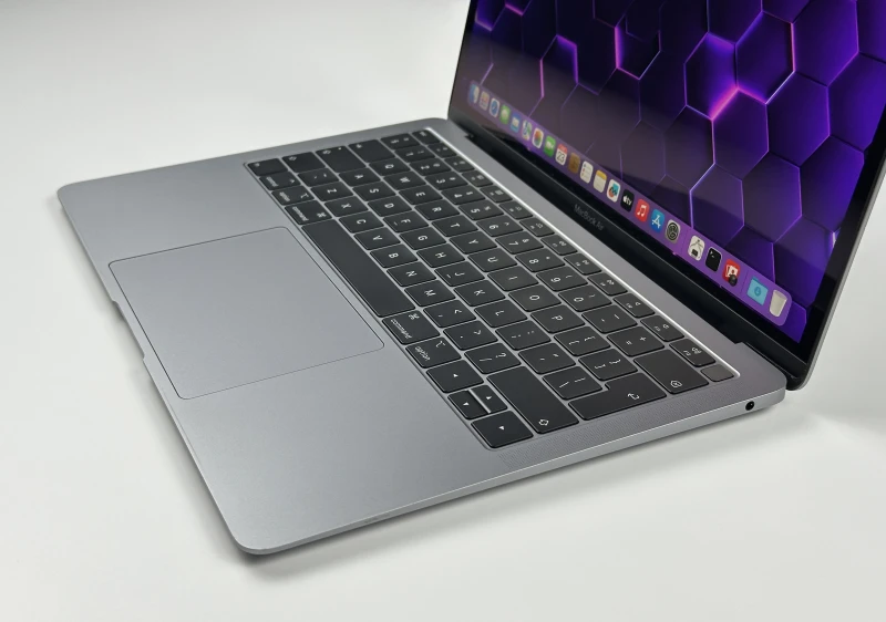 Apple MacBook Air A1932 Space Gray z ekranem Retina 13,3" QHD+, dyskiem SSD i aluminiową obudową. Lekki, cichy i gotowy do pracy każdego dnia.