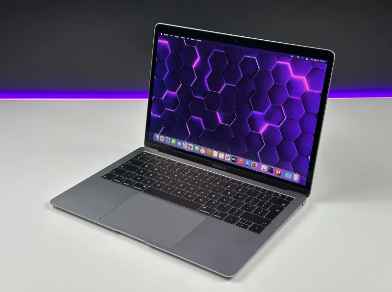 Apple MacBook Air A1932 Space Gray z ekranem Retina 13,3" QHD+, dyskiem SSD i aluminiową obudową. Lekki, cichy i gotowy do pracy każdego dnia.