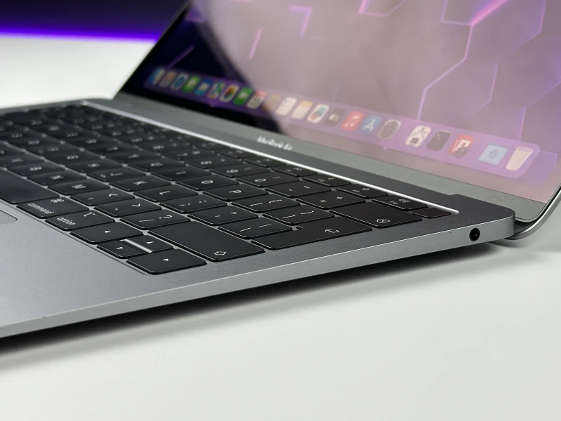 Apple MacBook Air A1932 Space Gray z ekranem Retina 13,3" QHD+, dyskiem SSD i aluminiową obudową. Lekki, cichy i gotowy do pracy każdego dnia.