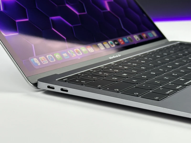 Apple MacBook Air A1932 Space Gray z ekranem Retina 13,3" QHD+, dyskiem SSD i aluminiową obudową. Lekki, cichy i gotowy do pracy każdego dnia.