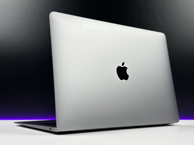Apple MacBook Air A1932 Space Gray z ekranem Retina 13,3" QHD+, dyskiem SSD i aluminiową obudową. Lekki, cichy i gotowy do pracy każdego dnia.