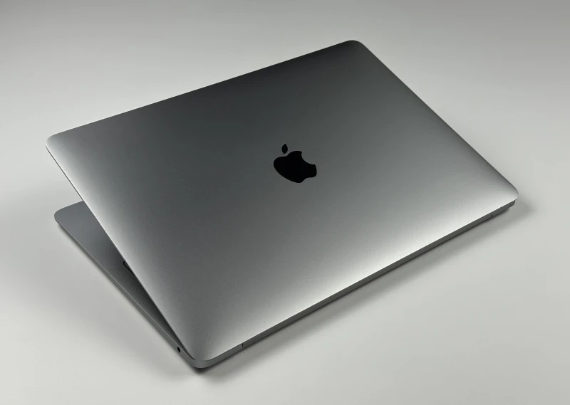 Apple MacBook Air A1932 Space Gray z ekranem Retina 13,3" QHD+, dyskiem SSD i aluminiową obudową. Lekki, cichy i gotowy do pracy każdego dnia.