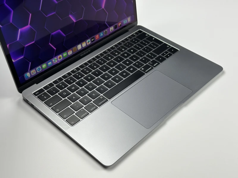 Apple MacBook Air A1932 Space Gray z ekranem Retina 13,3" QHD+, dyskiem SSD i aluminiową obudową. Lekki, cichy i gotowy do pracy każdego dnia.