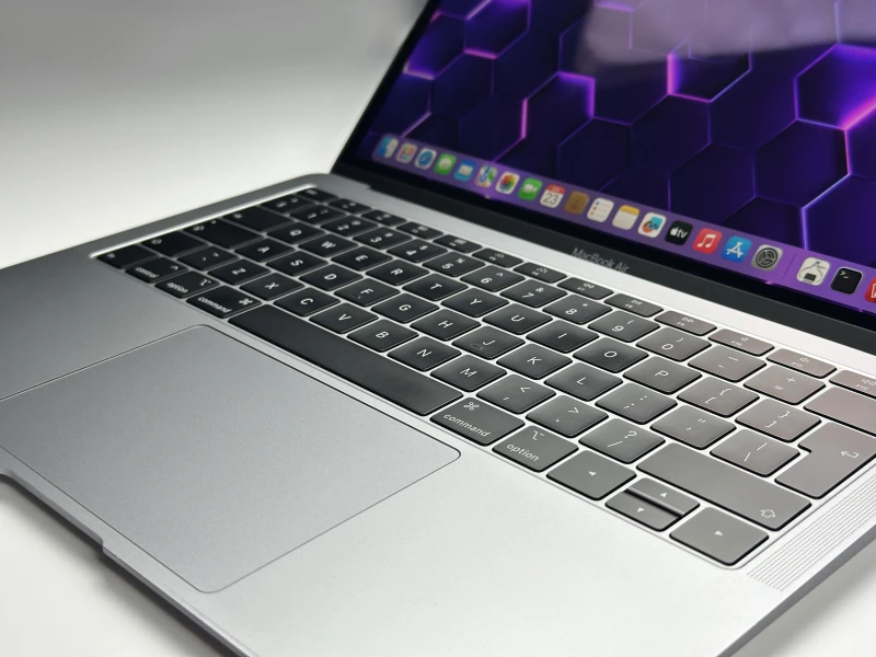 Apple MacBook Air A1932 Space Gray z ekranem Retina 13,3" QHD+, dyskiem SSD i aluminiową obudową. Lekki, cichy i gotowy do pracy każdego dnia.
