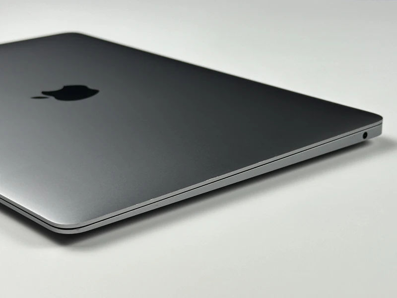 Apple MacBook Air A1932 Space Gray z ekranem Retina 13,3" QHD+, dyskiem SSD i aluminiową obudową. Lekki, cichy i gotowy do pracy każdego dnia.