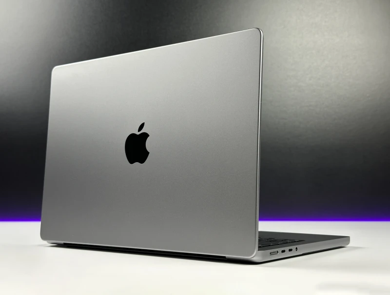 Apple MacBook Pro A2442 z procesorem M1 Pro, 32GB RAM i ekranem Liquid Retina XDR. Wydajność klasy profesjonalnej w aluminiowej obudowie.