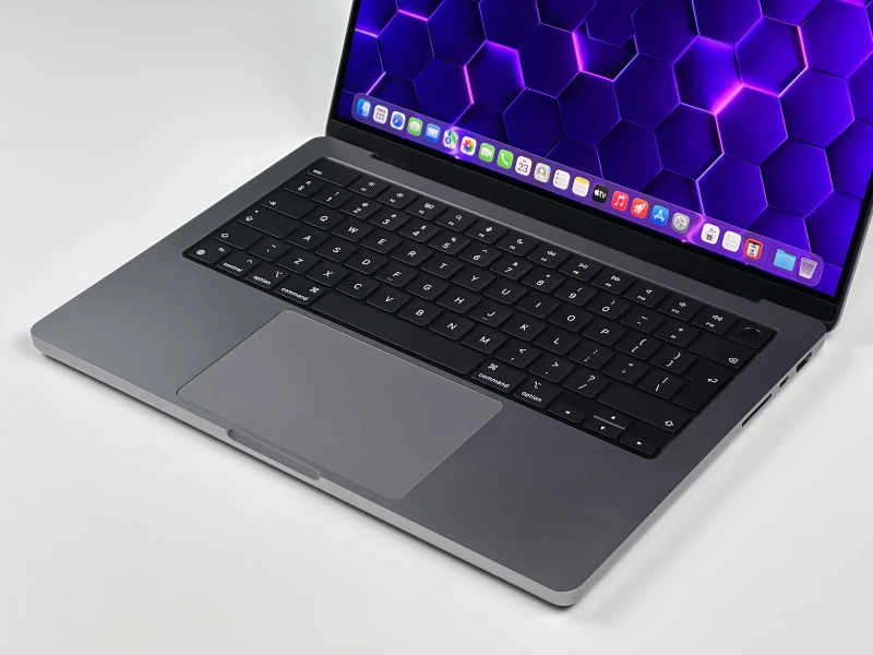 Apple MacBook Pro A2442 z procesorem M1 Pro, 32GB RAM i ekranem Liquid Retina XDR. Wydajność klasy profesjonalnej w aluminiowej obudowie.