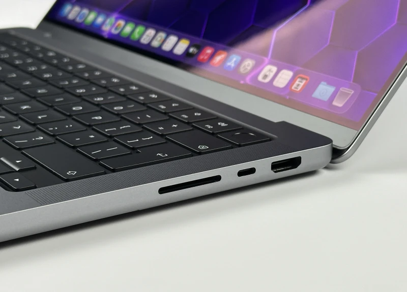 Apple MacBook Pro A2442 z procesorem M1 Pro, 32GB RAM i ekranem Liquid Retina XDR. Wydajność klasy profesjonalnej w aluminiowej obudowie.
