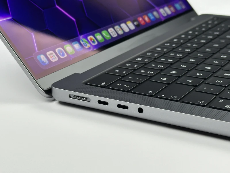 Apple MacBook Pro A2442 z procesorem M1 Pro, 32GB RAM i ekranem Liquid Retina XDR. Wydajność klasy profesjonalnej w aluminiowej obudowie.