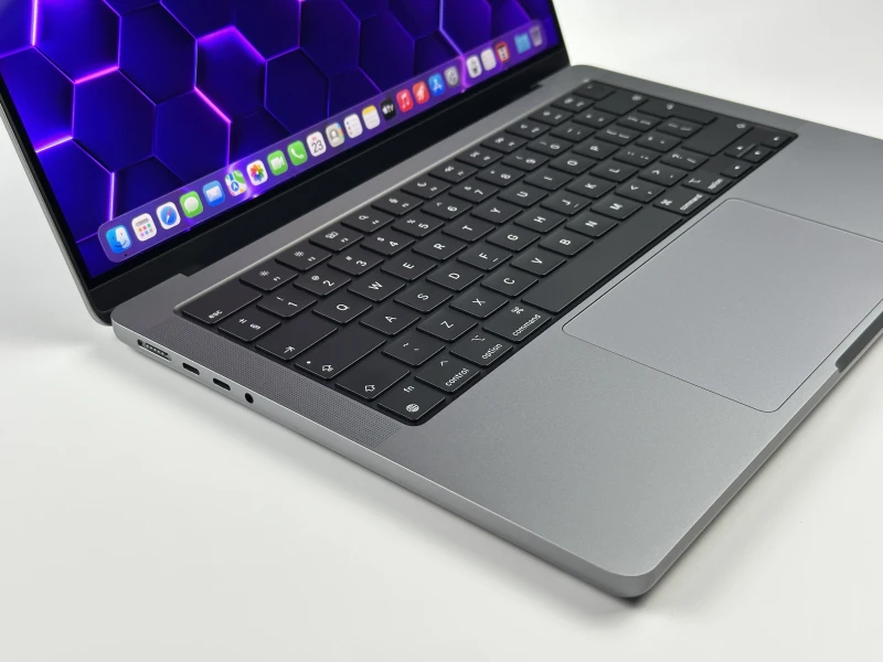 Apple MacBook Pro A2442 z procesorem M1 Pro, 32GB RAM i ekranem Liquid Retina XDR. Wydajność klasy profesjonalnej w aluminiowej obudowie.