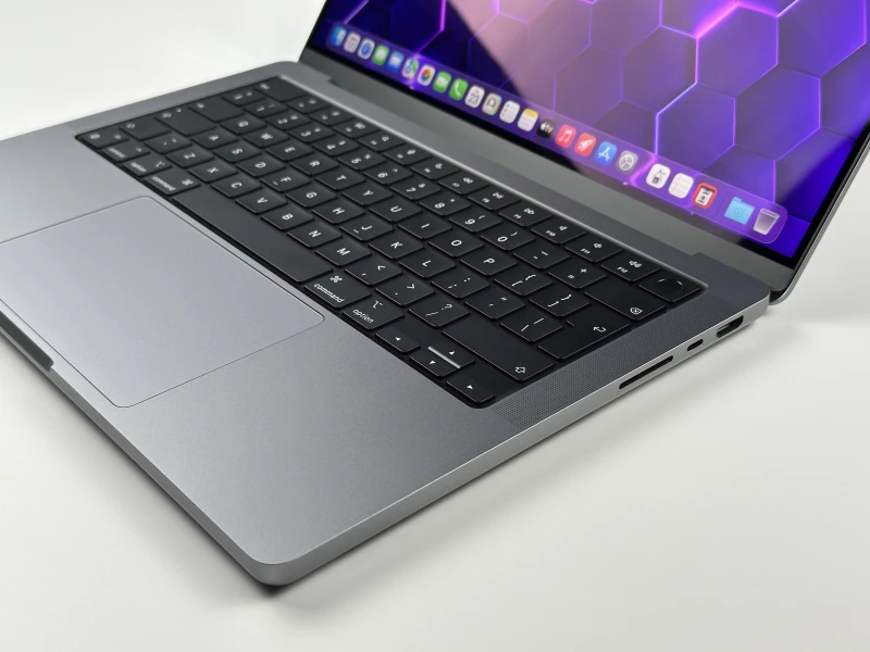 Apple MacBook Pro A2442 z procesorem M1 Pro, 32GB RAM i ekranem Liquid Retina XDR. Wydajność klasy profesjonalnej w aluminiowej obudowie.