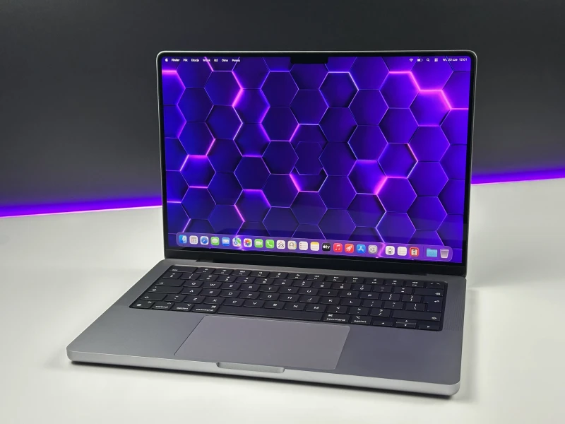 Apple MacBook Pro A2442 z procesorem M1 Pro, 32GB RAM i ekranem Liquid Retina XDR. Wydajność klasy profesjonalnej w aluminiowej obudowie.