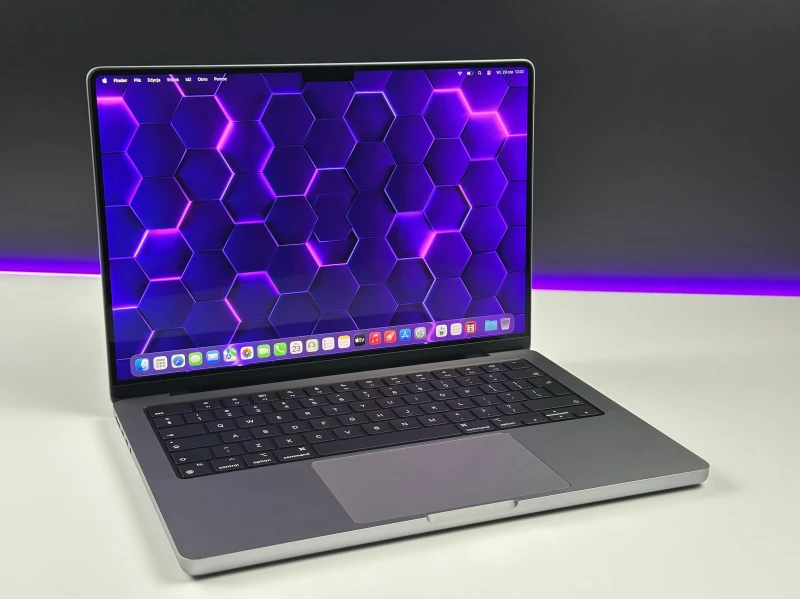 Apple MacBook Pro A2442 z procesorem M1 Pro, 32GB RAM i ekranem Liquid Retina XDR. Wydajność klasy profesjonalnej w aluminiowej obudowie.