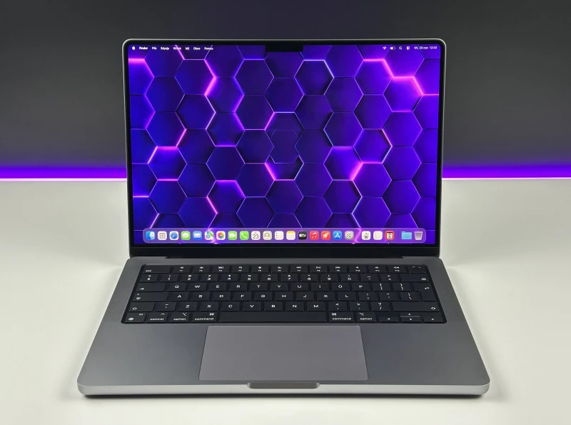 Apple MacBook Pro A2442 z procesorem M1 Pro, 32GB RAM i ekranem Liquid Retina XDR. Wydajność klasy profesjonalnej w aluminiowej obudowie.