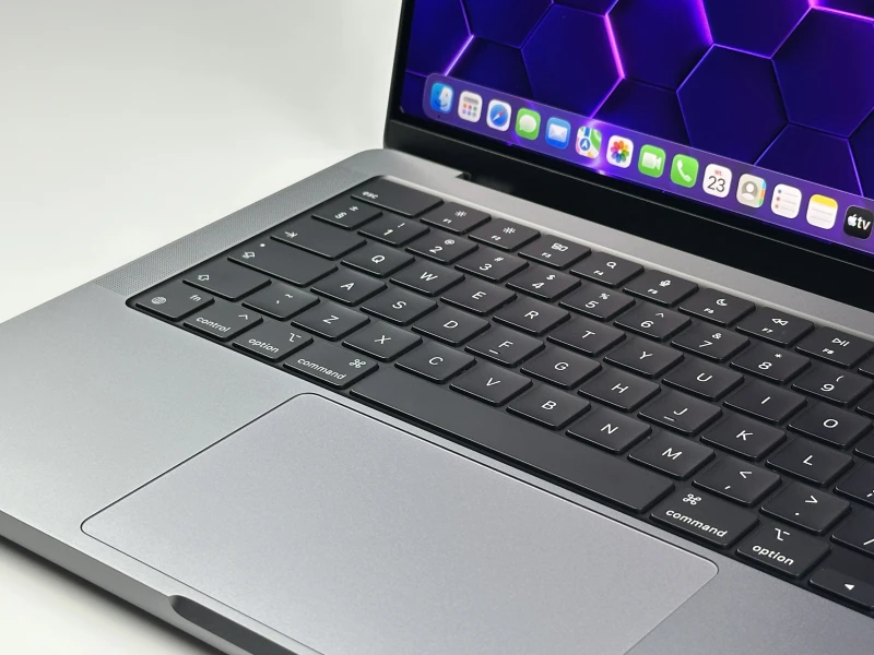 Apple MacBook Pro A2442 z procesorem M1 Pro, 32GB RAM i ekranem Liquid Retina XDR. Wydajność klasy profesjonalnej w aluminiowej obudowie.