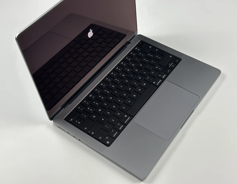 Apple MacBook Pro A2442 z procesorem M1 Pro, 32GB RAM i ekranem Liquid Retina XDR. Wydajność klasy profesjonalnej w aluminiowej obudowie. Apple MacBook Pro A2442 z procesorem M1 Pro, 32GB RAM i ekranem Liquid Retina XDR. Wydajność klasy profesjonalnej w aluminiowej obudowie.