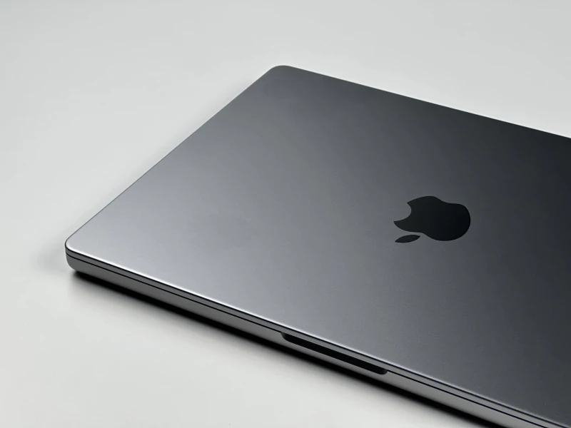 Apple MacBook Pro A2442 z procesorem M1 Pro, 32GB RAM i ekranem Liquid Retina XDR. Wydajność klasy profesjonalnej w aluminiowej obudowie.