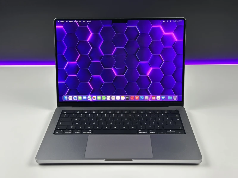 Apple MacBook Pro A2442 z procesorem M1 Pro, 32GB RAM i ekranem Liquid Retina XDR. Wydajność klasy profesjonalnej w aluminiowej obudowie.