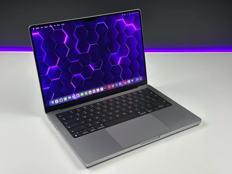 Apple MacBook Pro A2442 z procesorem M1 Pro, 32GB RAM i ekranem Liquid Retina XDR. Wydajność klasy profesjonalnej w aluminiowej obudowie.