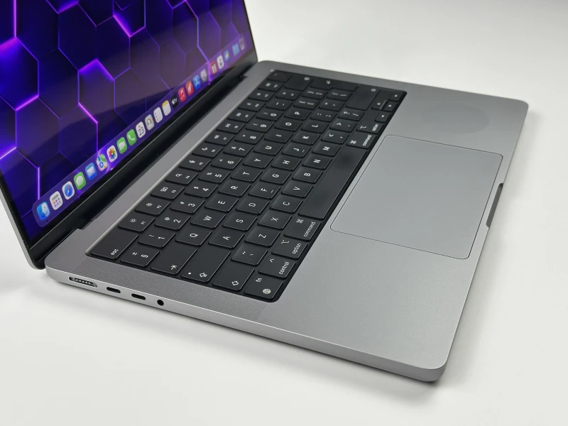 Apple MacBook Pro A2442 z procesorem M1 Pro, 32GB RAM i ekranem Liquid Retina XDR. Wydajność klasy profesjonalnej w aluminiowej obudowie.