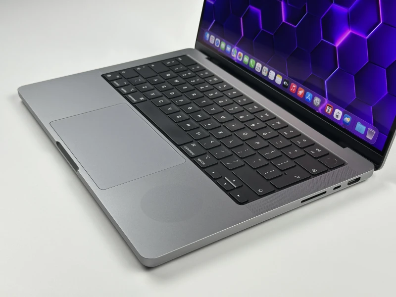 Apple MacBook Pro A2442 z procesorem M1 Pro, 32GB RAM i ekranem Liquid Retina XDR. Wydajność klasy profesjonalnej w aluminiowej obudowie.