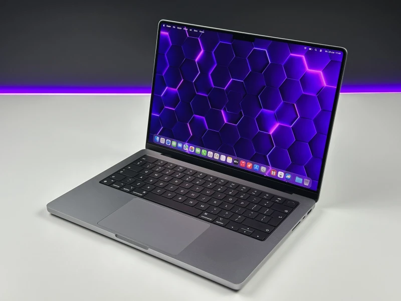 Apple MacBook Pro A2442 z procesorem M1 Pro, 32GB RAM i ekranem Liquid Retina XDR. Wydajność klasy profesjonalnej w aluminiowej obudowie.