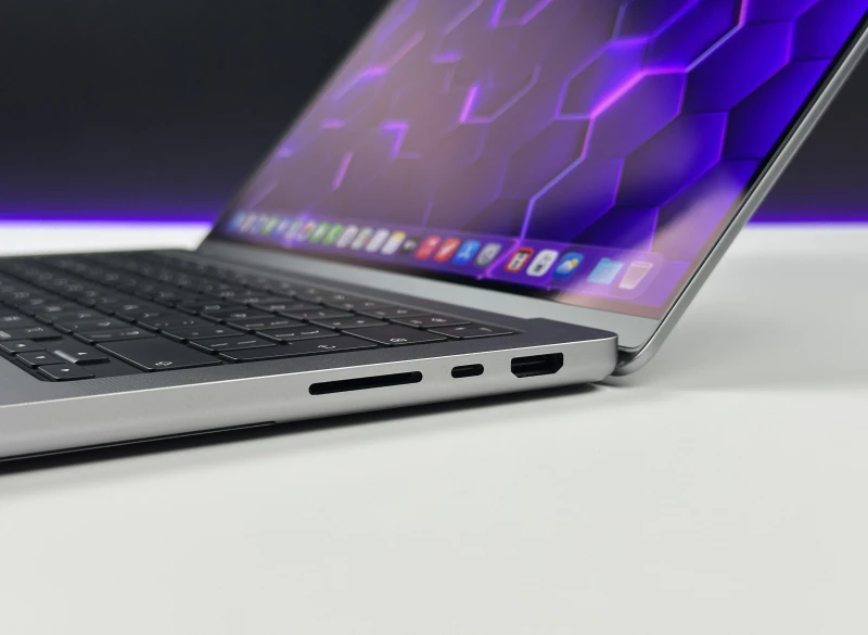 Apple MacBook Pro A2442 z procesorem M1 Pro, 32GB RAM i ekranem Liquid Retina XDR. Wydajność klasy profesjonalnej w aluminiowej obudowie.