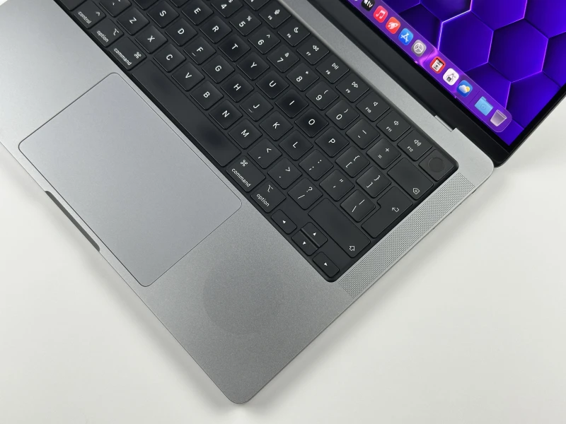 Apple MacBook Pro A2442 z procesorem M1 Pro, 32GB RAM i ekranem Liquid Retina XDR. Wydajność klasy profesjonalnej w aluminiowej obudowie.