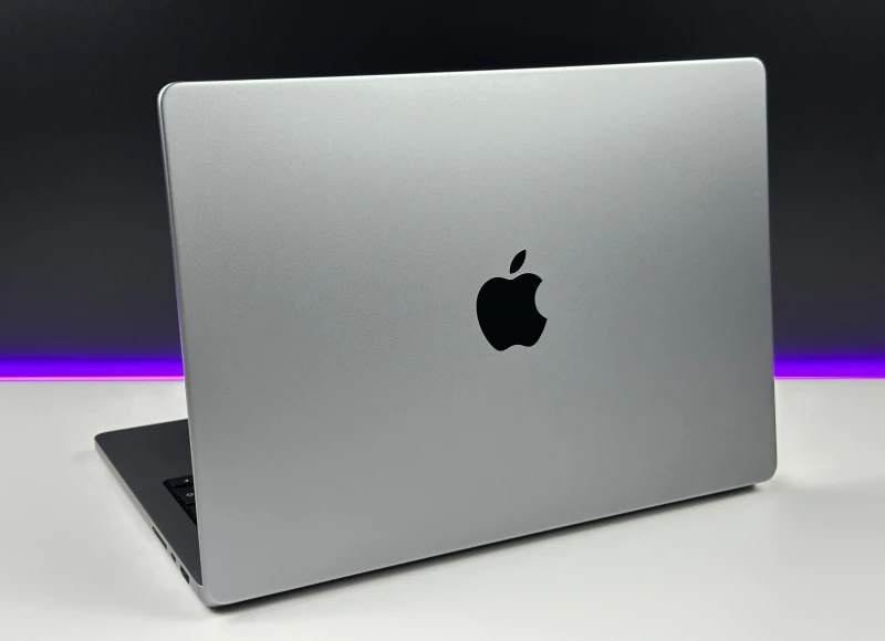 Apple MacBook Pro A2442 z procesorem M1 Pro, 32GB RAM i ekranem Liquid Retina XDR. Wydajność klasy profesjonalnej w aluminiowej obudowie.