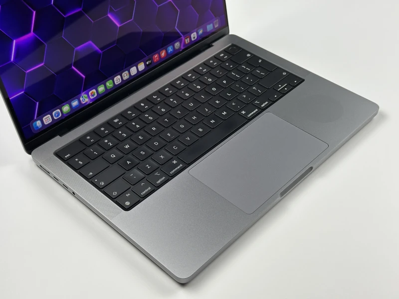 Apple MacBook Pro A2442 z procesorem M1 Pro, 32GB RAM i ekranem Liquid Retina XDR. Wydajność klasy profesjonalnej w aluminiowej obudowie.