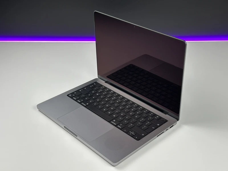 Apple MacBook Pro A2442 z procesorem M1 Pro, 32GB RAM i ekranem Liquid Retina XDR. Wydajność klasy profesjonalnej w aluminiowej obudowie.
