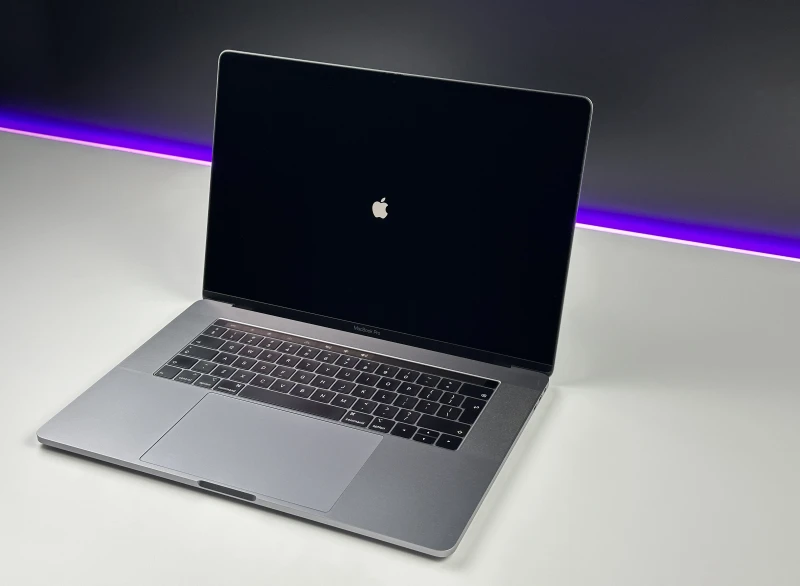 Apple MacBook Pro 15 A1990 z i9, 32GB RAM i Radeon Pro 555X (4 GB). Ekran Retina 15", szybki SSD i Touch Bar dla wymagających użytkowników. Apple MacBook Pro 15 A1990 z i9, 32GB RAM i Radeon Pro 555X (4 GB). Ekran Retina 15", szybki SSD i Touch Bar dla wymagających użytkowników.