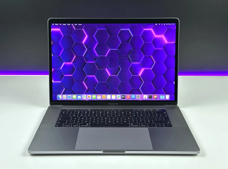 Apple MacBook Pro 15 A1990 z i9, 32GB RAM i Radeon Pro 555X (4 GB). Ekran Retina 15", szybki SSD i Touch Bar dla wymagających użytkowników.