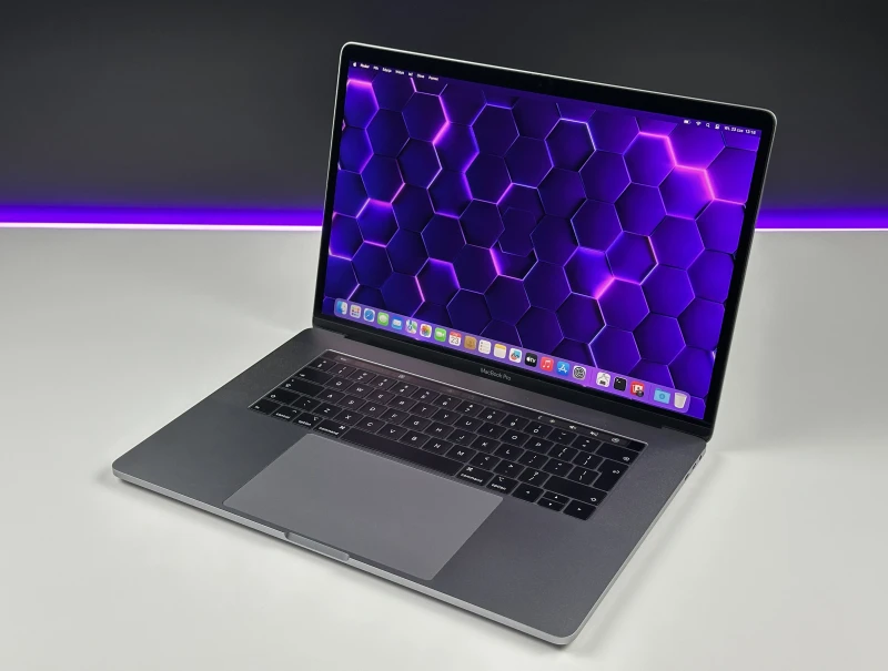Apple MacBook Pro 15 A1990 z i9, 32GB RAM i Radeon Pro 555X (4 GB). Ekran Retina 15", szybki SSD i Touch Bar dla wymagających użytkowników.