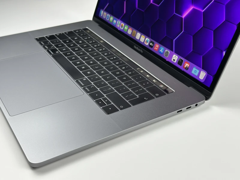 Apple MacBook Pro 15 A1990 z i9, 32GB RAM i Radeon Pro 555X (4 GB). Ekran Retina 15", szybki SSD i Touch Bar dla wymagających użytkowników.