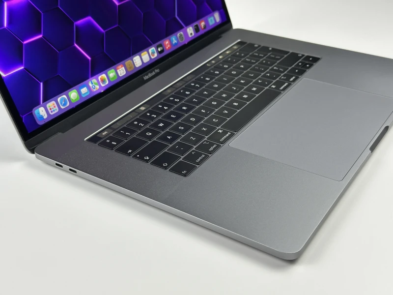 Apple MacBook Pro 15 A1990 z i9, 32GB RAM i Radeon Pro 555X (4 GB). Ekran Retina 15", szybki SSD i Touch Bar dla wymagających użytkowników.