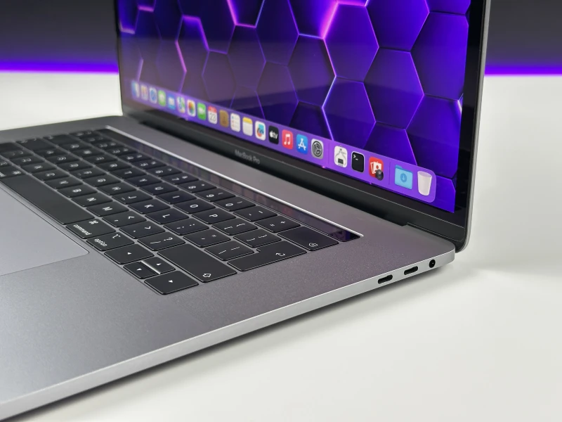Apple MacBook Pro 15 A1990 z i9, 32GB RAM i Radeon Pro 555X (4 GB). Ekran Retina 15", szybki SSD i Touch Bar dla wymagających użytkowników.