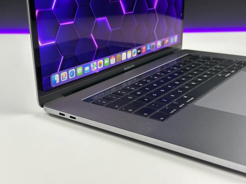 Apple MacBook Pro 15 A1990 z i9, 32GB RAM i Radeon Pro 555X (4 GB). Ekran Retina 15", szybki SSD i Touch Bar dla wymagających użytkowników.