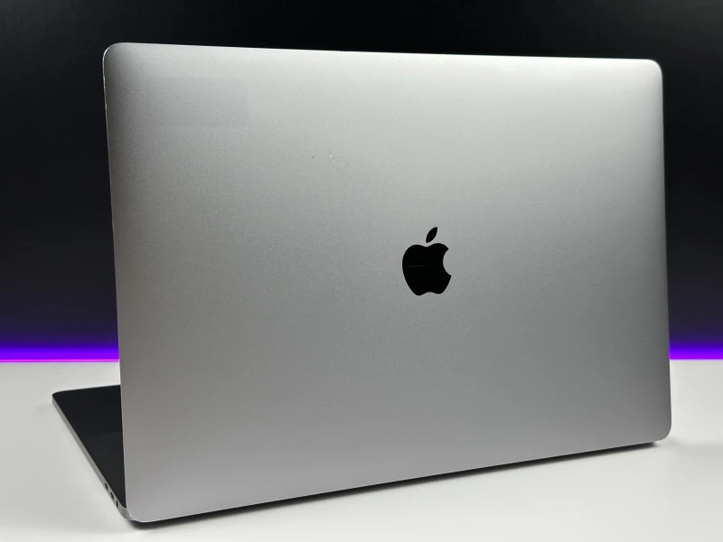 Apple MacBook Pro 15 A1990 z i9, 32GB RAM i Radeon Pro 555X (4 GB). Ekran Retina 15", szybki SSD i Touch Bar dla wymagających użytkowników.