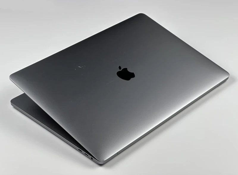 Apple MacBook Pro 15 A1990 z i9, 32GB RAM i Radeon Pro 555X (4 GB). Ekran Retina 15", szybki SSD i Touch Bar dla wymagających użytkowników.